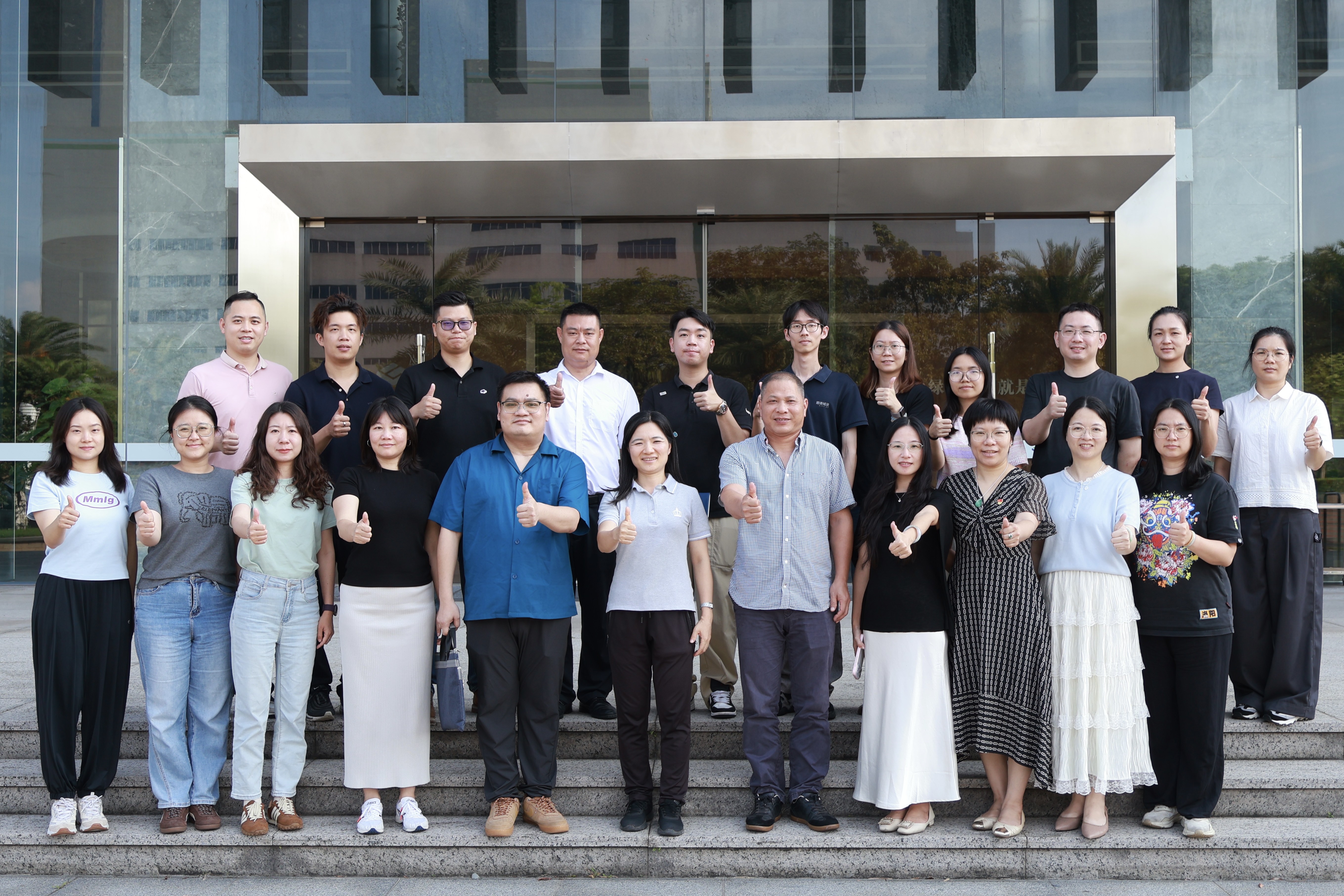 聚力向新 青创未来——省环卫协会联合我会开展“聚力向新 青创未来”环卫青年座谈交流暨青年志愿者垃圾拾捡活动